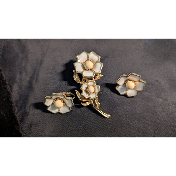 Dainty Floral Brooch & Clip-On Earrings Set Vintage White Milk Glass Gold Tone - Picture 4 of 7